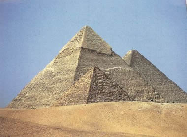 Вид на три пирамиды плато Гиза с юго-восточной стороны
