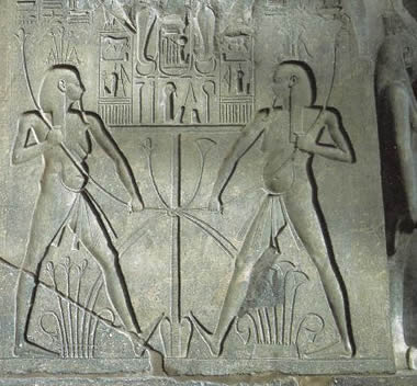 Рельефное изображение двух божеств Хапи в символической позе объединения Верхнего и Нижнего Египта. Боковая сторона колосса Рамсеса II. XIX династия. Луксор