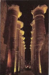 Большая 52-метровая колоннада, ведущая во второй открытый дворик. XVIII династия. Луксор