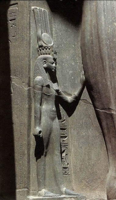 Скульптурное изображение царицы Нефертари у подножия колоссальной статуи ее супруга фараона Рамсеса II. XIX династия. Луксор