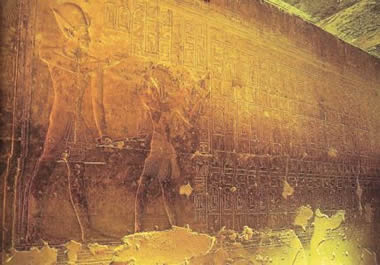 Фараон Сети I показывает своему сыну Рамсесу II 76 картушей с именами исторических фараонов. Южная стена Царской галереи храма в Абидосе. XIX династия