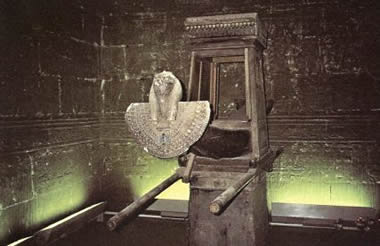 Ритуальные носилки в форме ладьи с изображением бога Хора. Зал Ладьи храма Хора в Эдфу. Эпоха Птолемеев