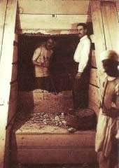 Говард Картер и лорд Карнарвон, пробивающие вход в погребальную камеру Тутанхамона