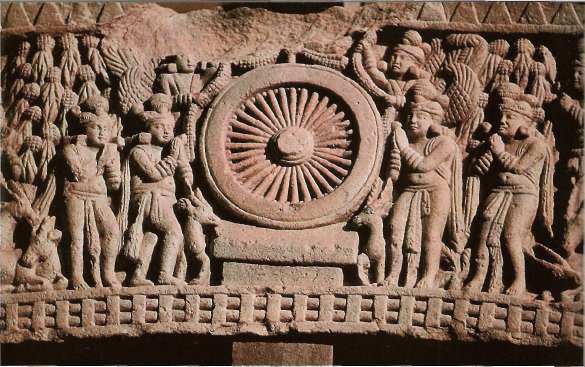 Колесо Дхармы на барельефе из буддийского святилища Санчи в Индии - символ ступеней духов­ного совершен­ствования (11-1 вв. до н. э.)