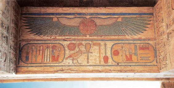 Крылатое солнечное божество, охраняющее имя фараона. Храм Рамсеса III. Мединет-Абу