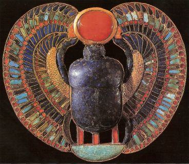 Крылатый скарабей с солнечным диском из гробницы Тутанхамона. Каир, Египетский музей 